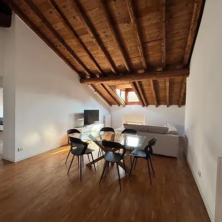 Loft Mansardato Sullo Skyline Di Διαμέρισμα