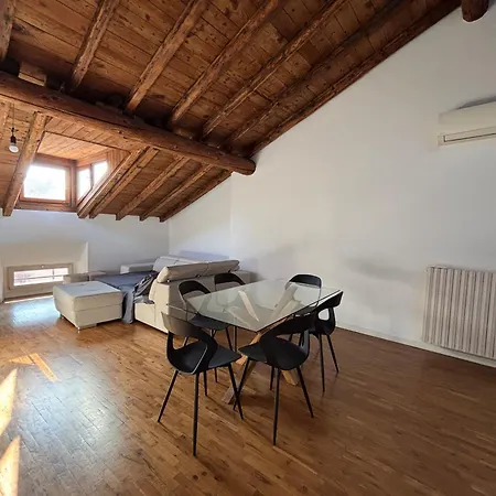Loft Mansardato Sullo Skyline Di Διαμέρισμα